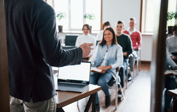 A Importância da Capacitação em Segurança no Trabalho para Profissionais da Indústria